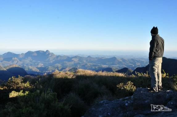 Admirando a vista do alto do Morro do Marco, no Parque Nacional da Serra dos Órgãos, no Rio de Janeiro